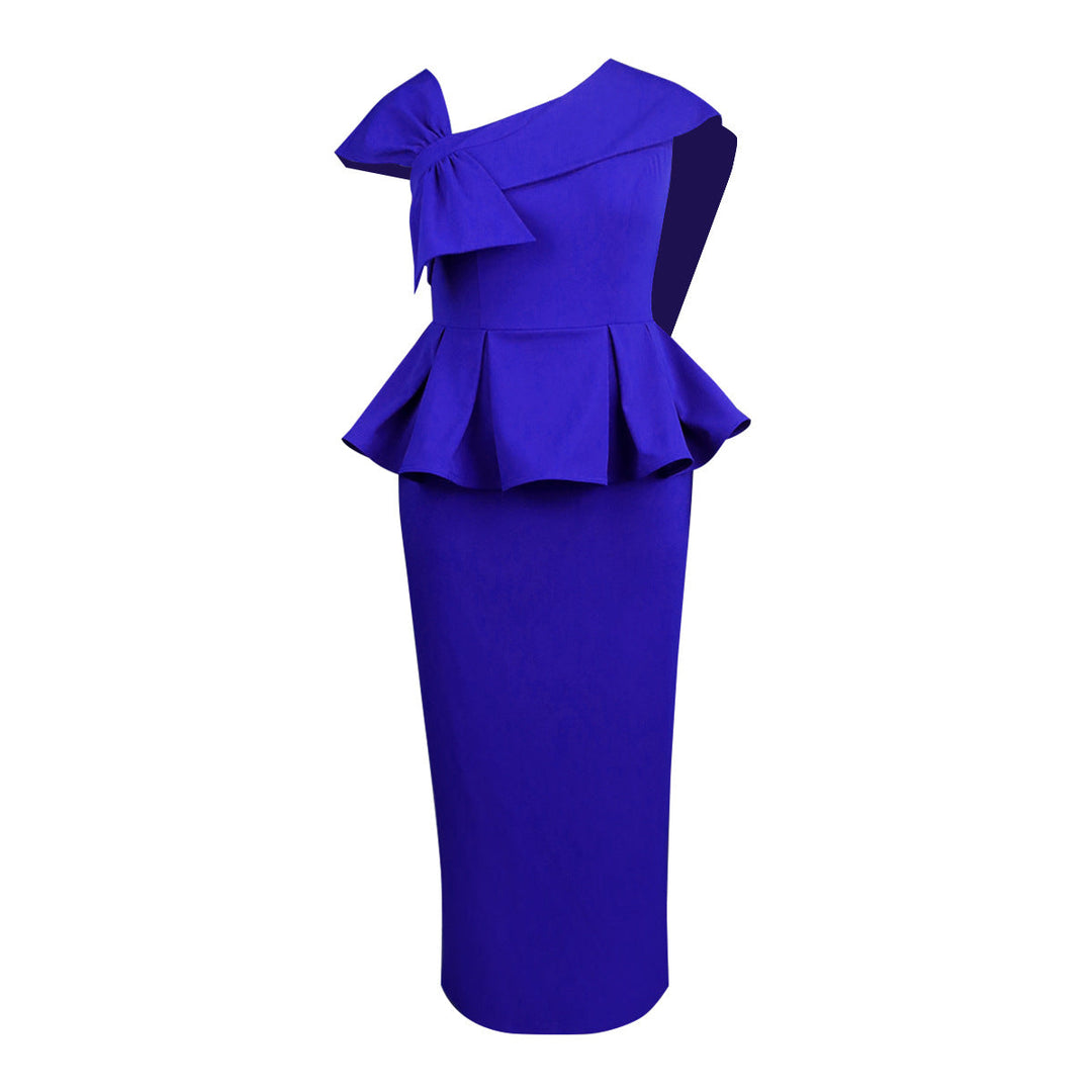Festliches Damen Abendkleid in figurbetontem Schnitt, mit asymmetrischem Träger und elegantem Volant Detail.
