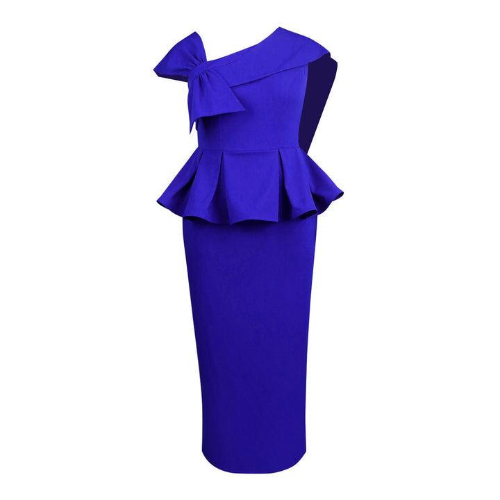 Festliches Damen Abendkleid in figurbetontem Schnitt, mit asymmetrischem Träger und elegantem Volant Detail.