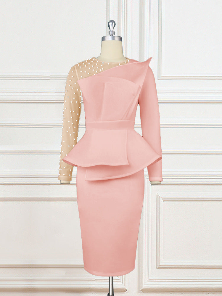 Schlankes Damenkleid, Etui-Stil, mit Volant-Peplum und markanten Puffärmeln für eine elegante Silhouette.