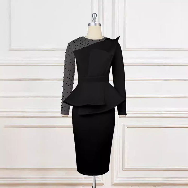 Frau trägt elegantes Etuikleid mit Puffärmeln und Peplum, passend für Sommeroutfits und Feiern.