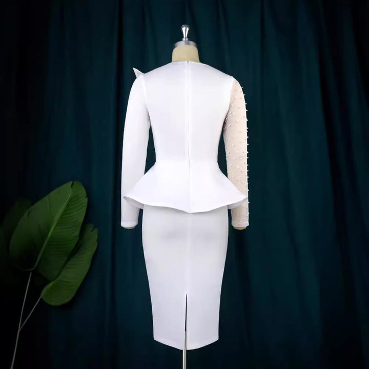 Ganze Ansicht des modischen Damenkleides mit Puffärmeln, Etui-Schnitt und Peplum-Volant für Damen.