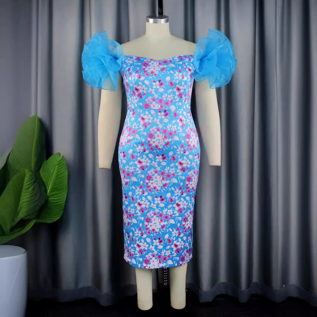 Romantisches Sommer Etuikleid für Damen mit zartem Blumenmuster und femininen Puffärmeln. Ideal für Feste.