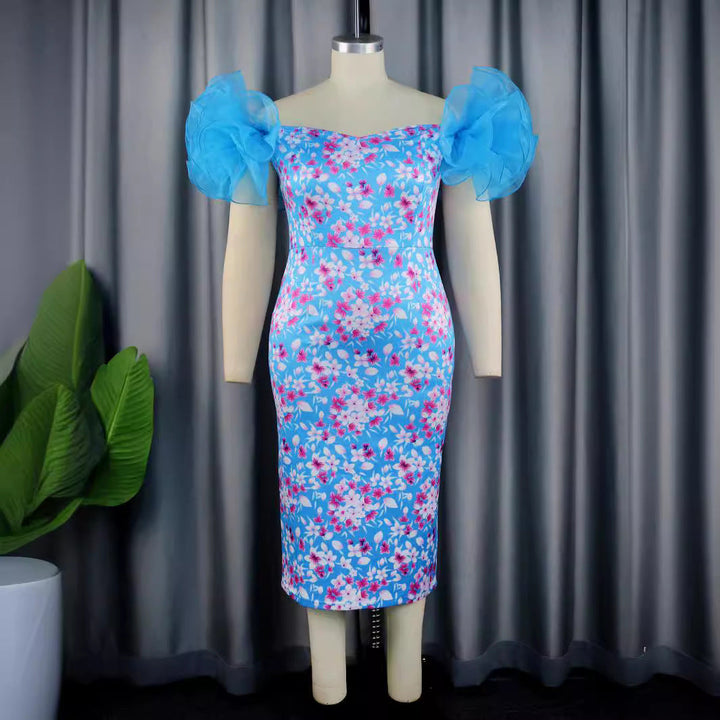Romantisches Sommer Etuikleid für Damen mit zartem Blumenmuster und femininen Puffärmeln. Ideal für Feste.