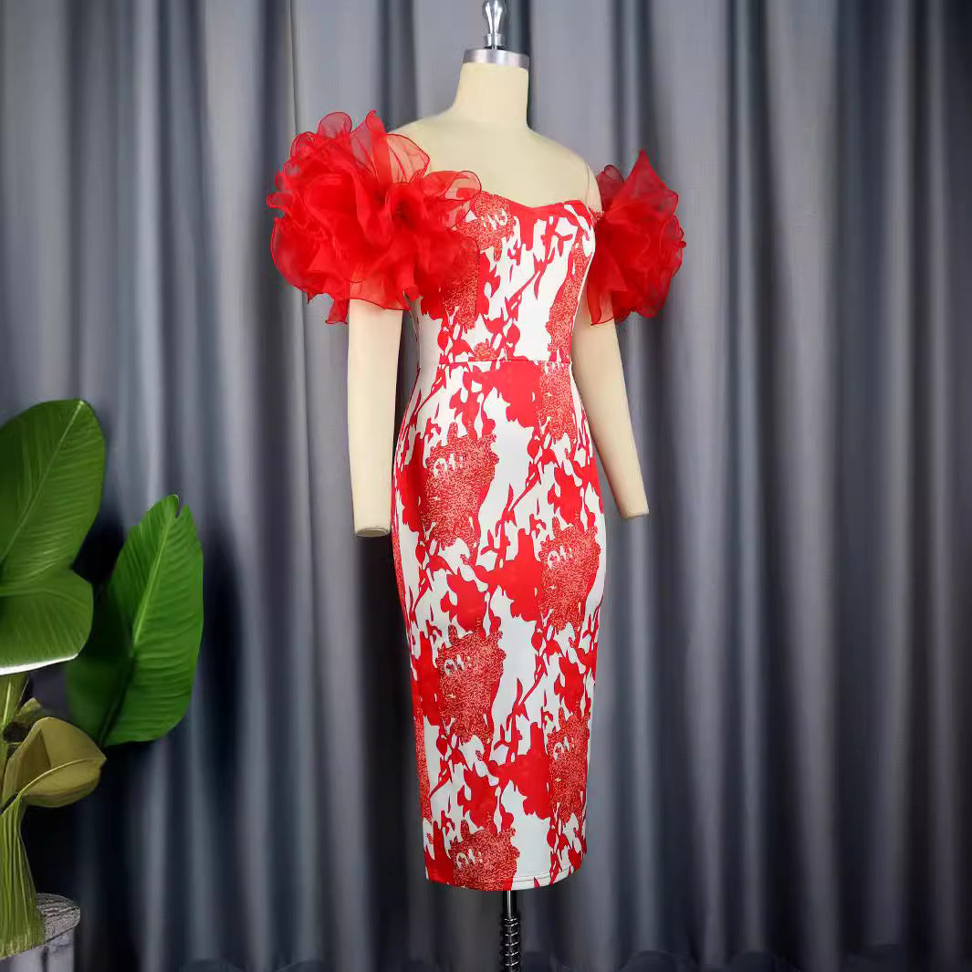 Elegantes Abendkleid für Damen, ein Etuikleid mit blumigem Design und charmanten Puffärmeln. Festlich und chic.