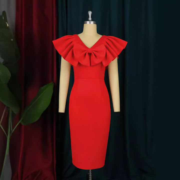 Schulterfreies Etuikleid für Damen mit eleganten Schleifendetails & Falten, perfekt als Cocktailkleid.