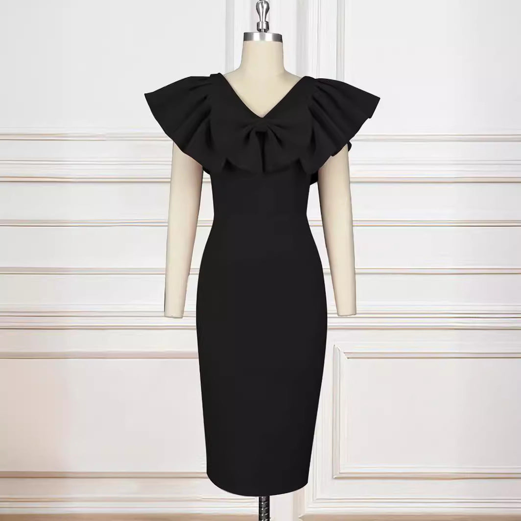 Elegantes, schulterfreies Damen Etuikleid mit figurbetontem Schnitt, Schleifen & Falten, schick & modern.