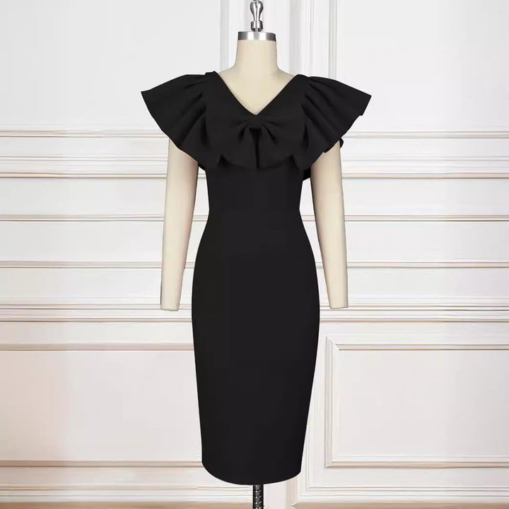 Elegantes, schulterfreies Damen Etuikleid mit figurbetontem Schnitt, Schleifen & Falten, schick & modern.