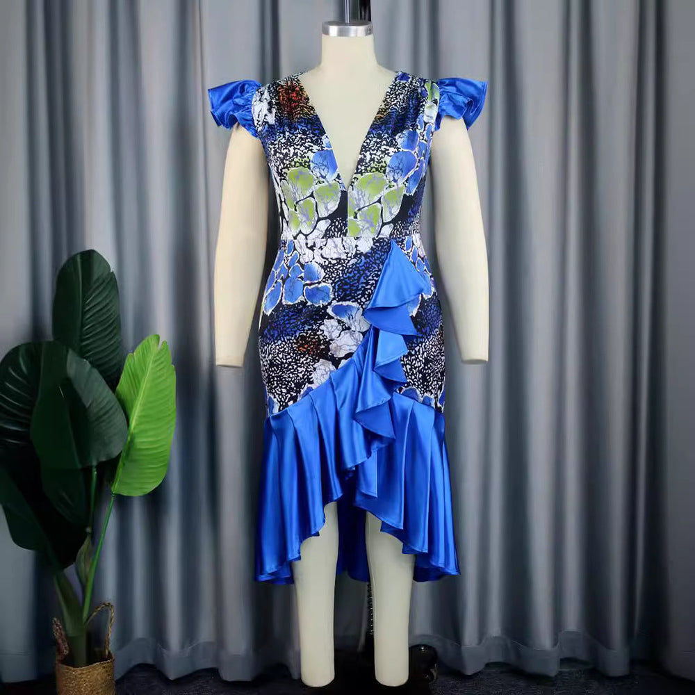 Blaues Maxikleid für Damen. Festliches Partykleid mit V-Ausschnitt und sommerlichem floralem Design.