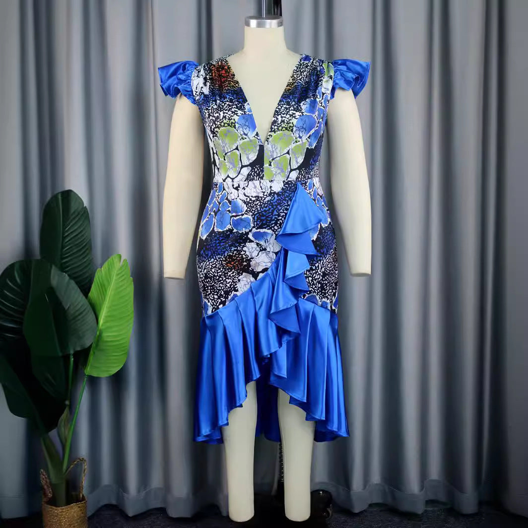 Blaues Maxikleid für Damen. Festliches Partykleid mit V-Ausschnitt und sommerlichem floralem Design.