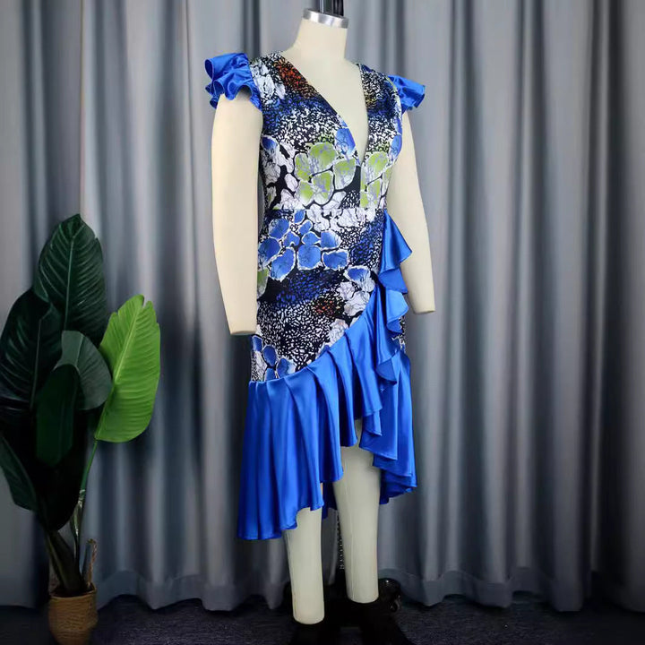 Schickes Damen Abendkleid, blau mit floralem Print. Festliches Rüschenkleid, tiefer V-Ausschnitt, elegant.