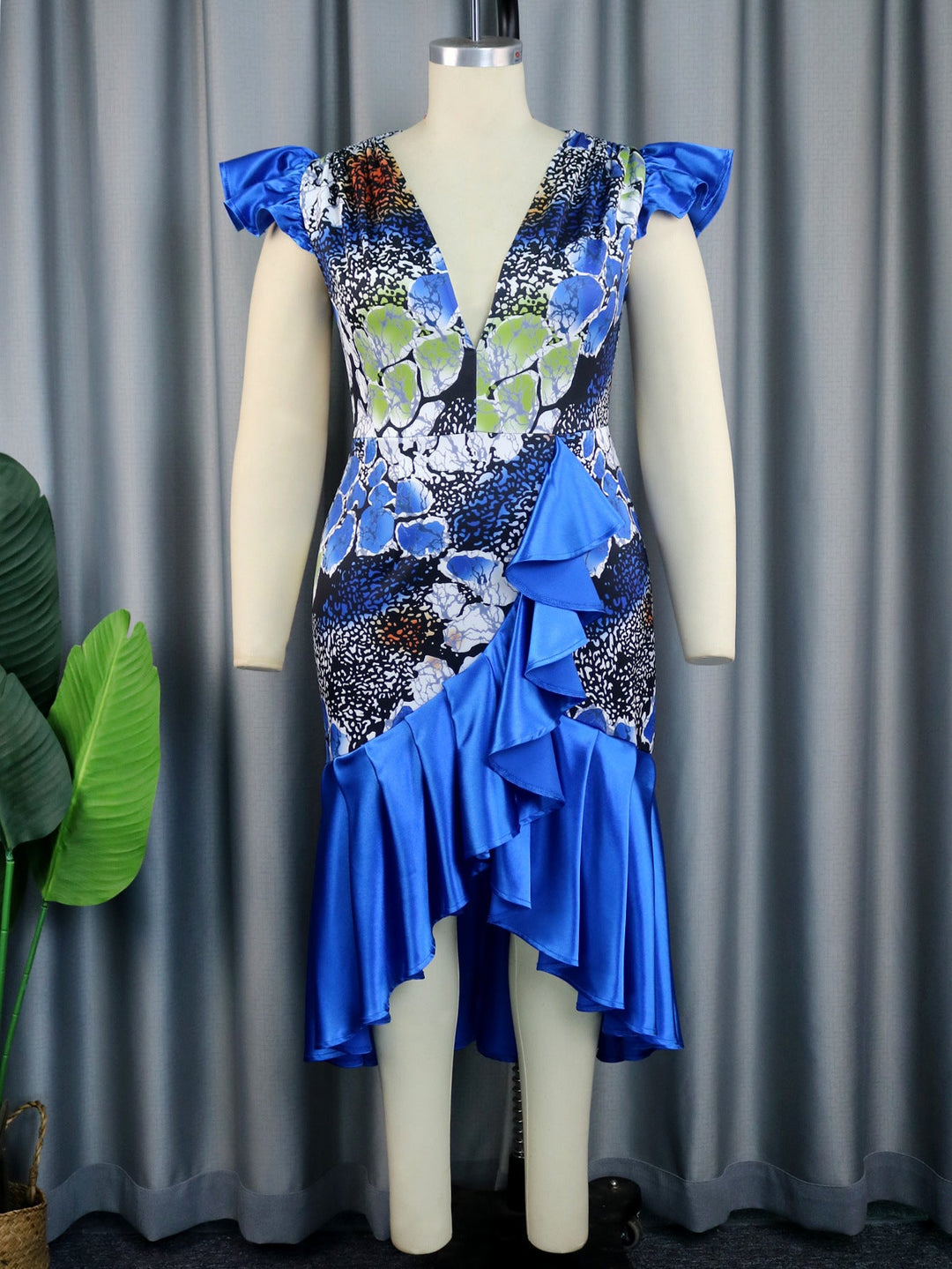 Elegantes Damen Partykleid, blaues Rüschenkleid mit V-Ausschnitt & floralem Muster für Sommerfeste.