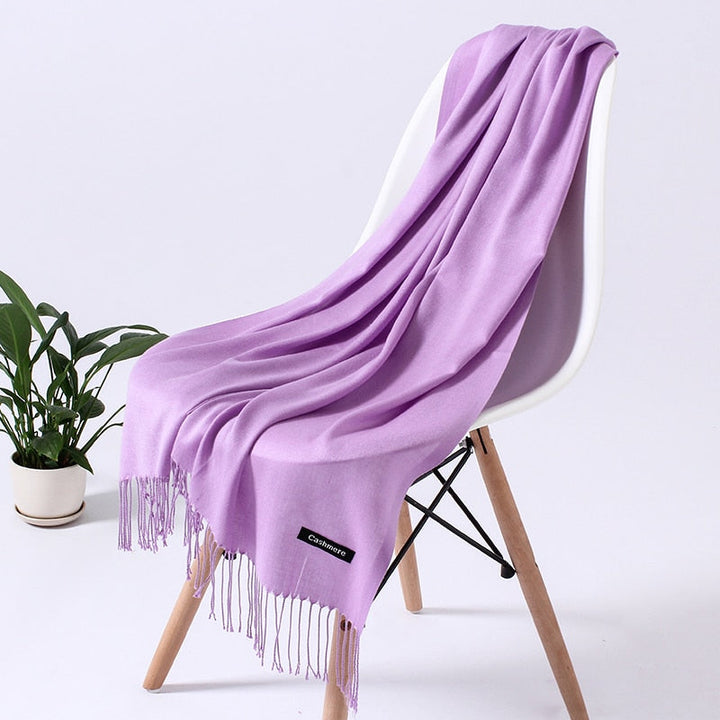 Feminines Damen Halstuch, ein elegantes Accessoire für moderne Outfits.