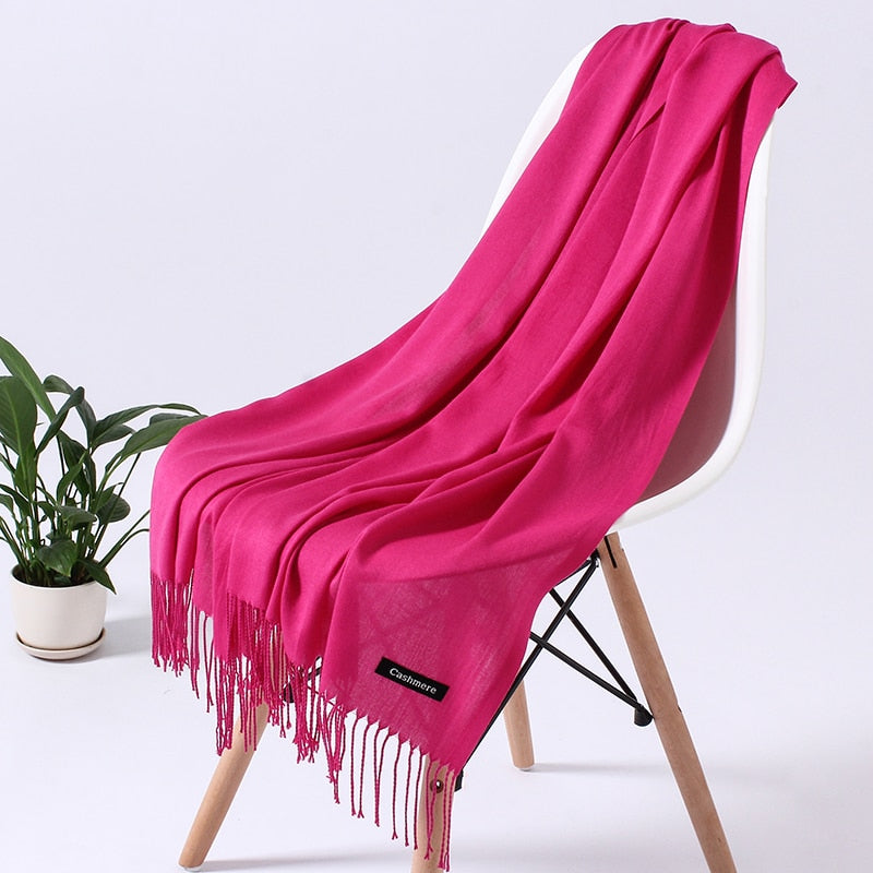 Schickes Damen Halstuch in zarten Farben, ein unverzichtbares Accessoire.