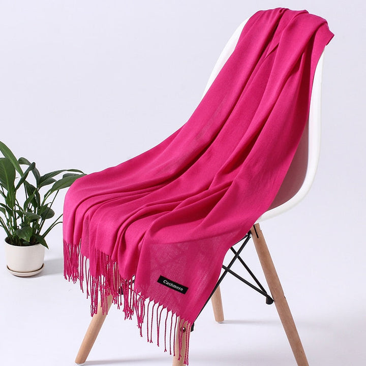 Schickes Damen Halstuch in zarten Farben, ein unverzichtbares Accessoire.