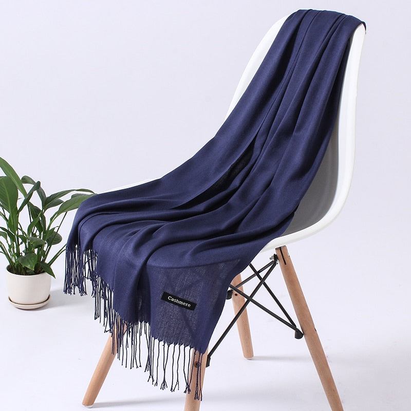 Elegantes Damen Accessoire: Halstuch mit floralem Print, für jede Gelegenheit.