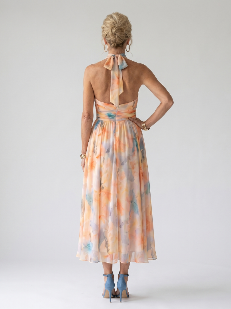 Schickes Damen Midikleid mit Halterneck. Ärmelloses, tailliertes Design als elegantes Cocktail- oder Partykleid.
