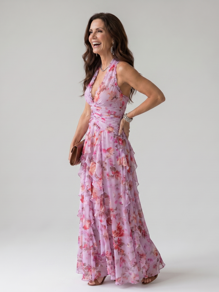 Fließendes, feminines Damen Maxikleid mit Halterneck, zarten Rüschen und lebhaftem Blumenmuster.