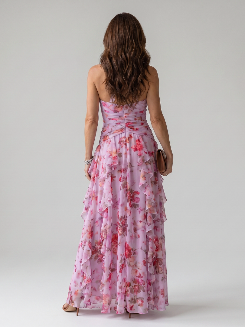Luftiges Damen Sommerkleid, Maxilänge, mit Halterneck, Blümchen und verspielten Rüschendetails.