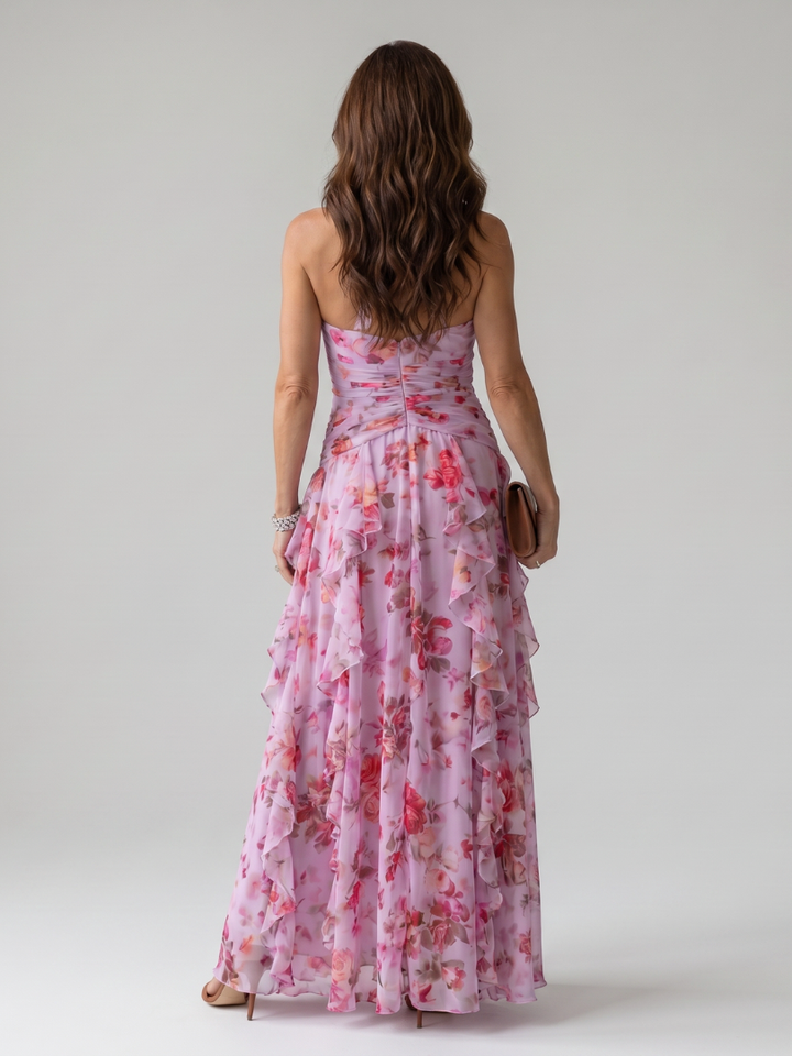 Luftiges Damen Sommerkleid, Maxilänge, mit Halterneck, Blümchen und verspielten Rüschendetails.