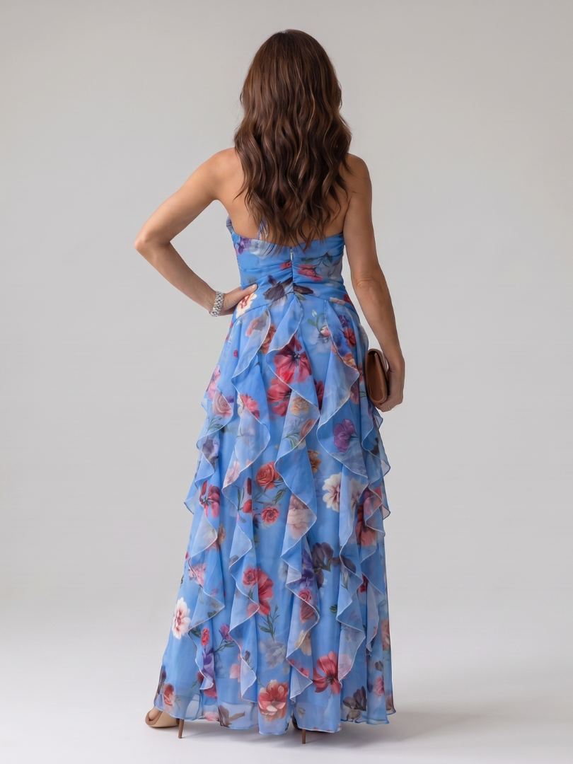 Feminin geschnittenes Damen Maxikleid mit floralem Muster, elegantem Halterneck und zierlichen Rüschen.