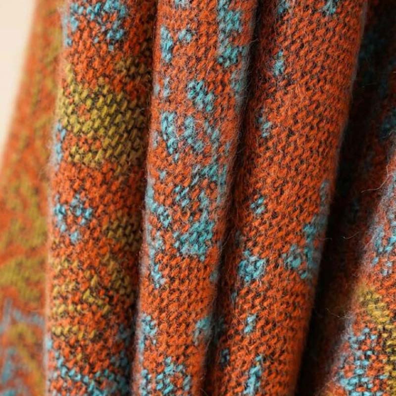 Detailaufnahme eines mehrfarbigen Jacquard Schultertuchs für Damen, elegantes Muster, ganzjähriges Accessoire.