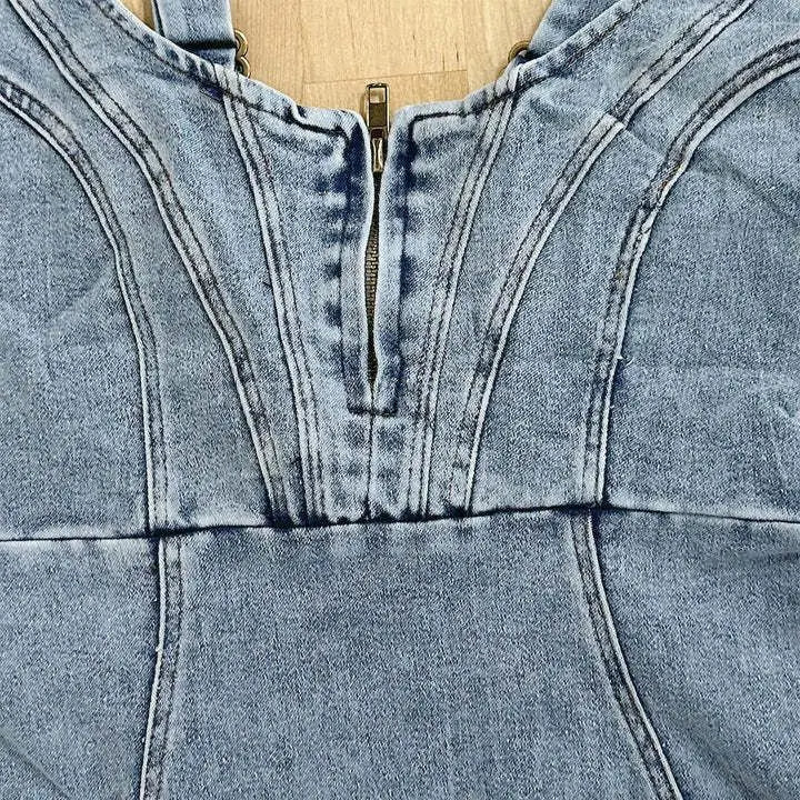 Lässiges blaues Midikleid aus Jeansstoff für Damen mit figurbetontem Schnitt, perfekt als Sommer- oder Freizeitkleid.