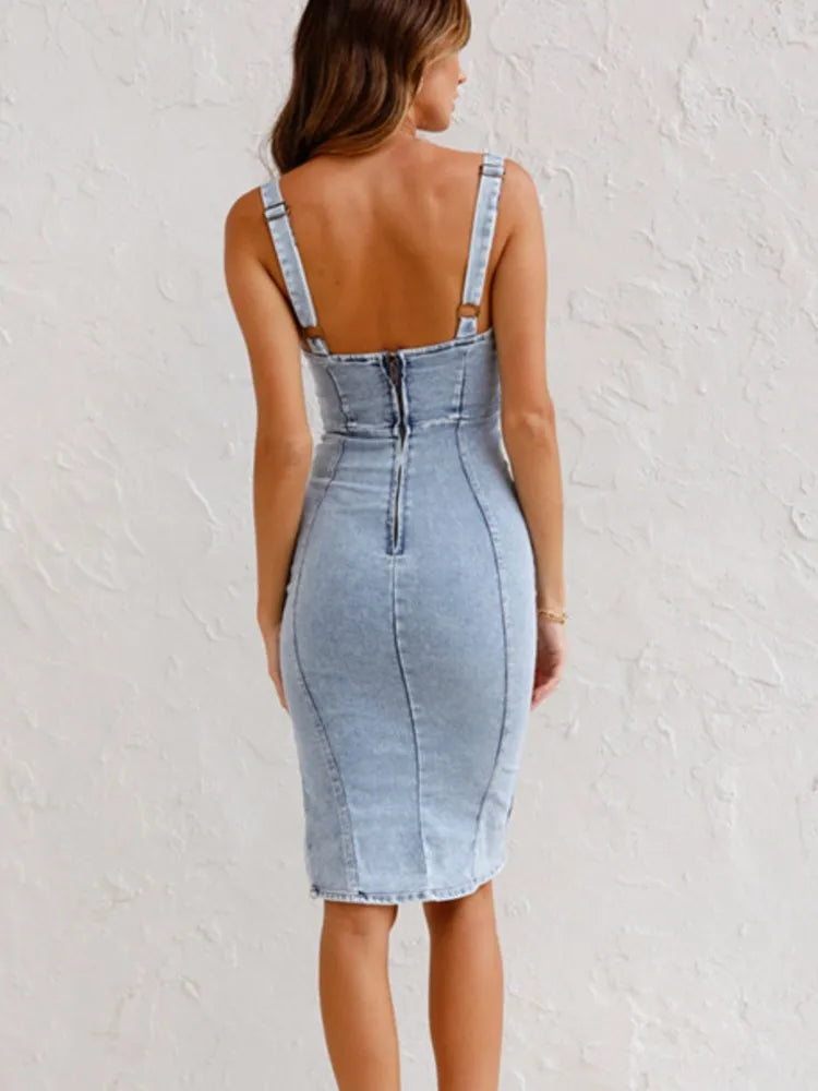 Stilvolles Damen Jeanskleid Midi mit hochwertigem Stoff und verstellbaren Trägern, vielseitig kombinierbar.