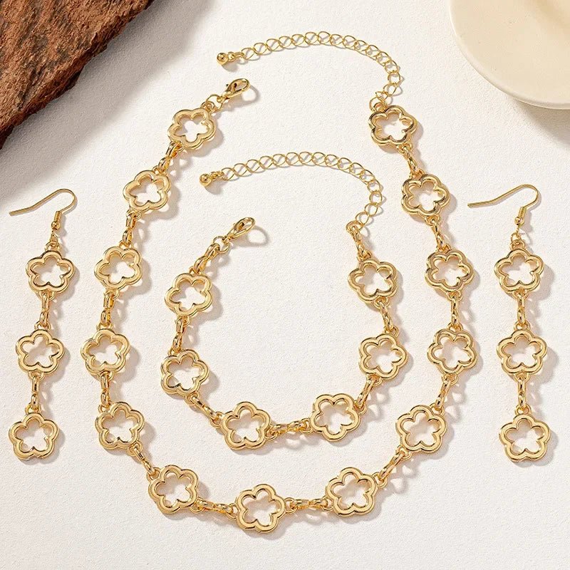 Zarte Damen Kleeblatt Ohrringe aus Edelstahl, ergänzen das filigrane Schmuckset perfekt.