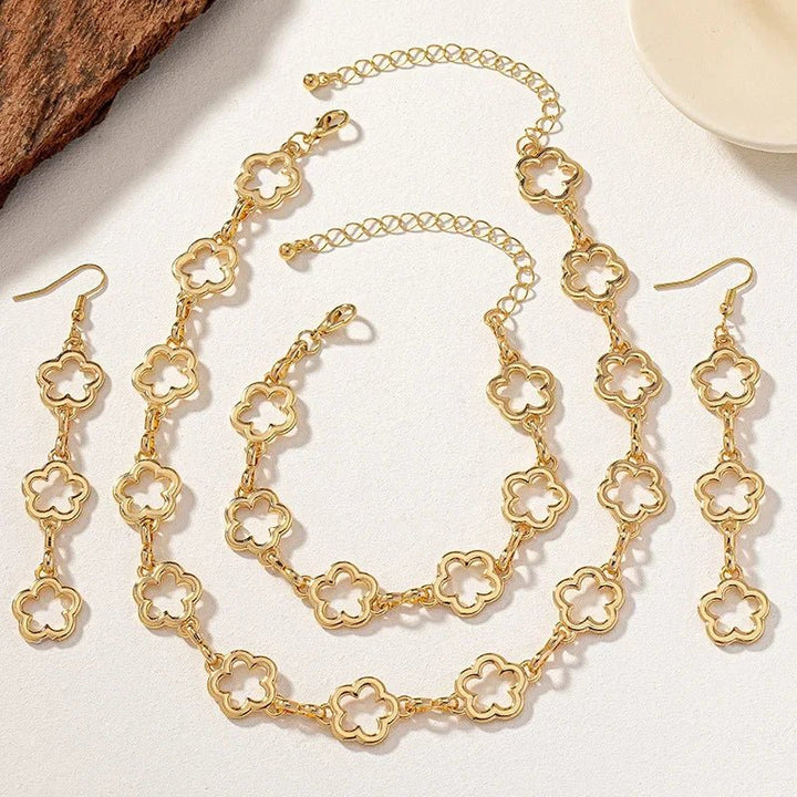 Zarte Damen Kleeblatt Ohrringe aus Edelstahl, ergänzen das filigrane Schmuckset perfekt.