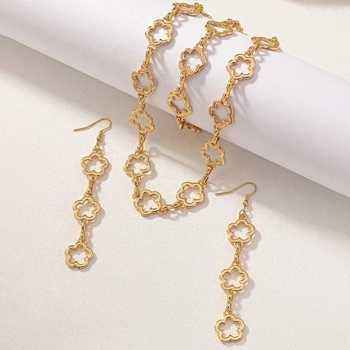 Damen Kleeblatt Schmuckset: Halskette & Armband aus Edelstahl stilvoll getragen.