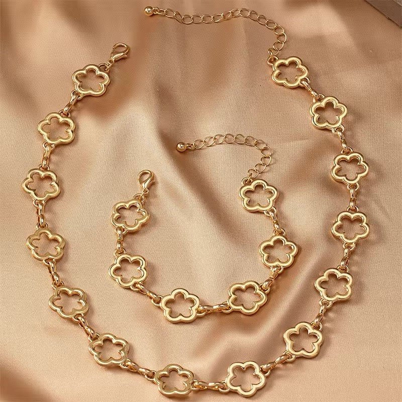Komplettes Damen Kleeblatt Schmuckset mit Halsband, Armband und Ohrringen, ansprechend präsentiert.