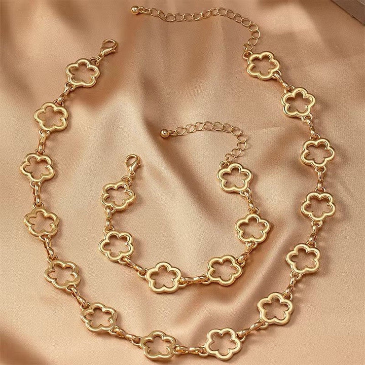 Komplettes Damen Kleeblatt Schmuckset mit Halsband, Armband und Ohrringen, ansprechend präsentiert.