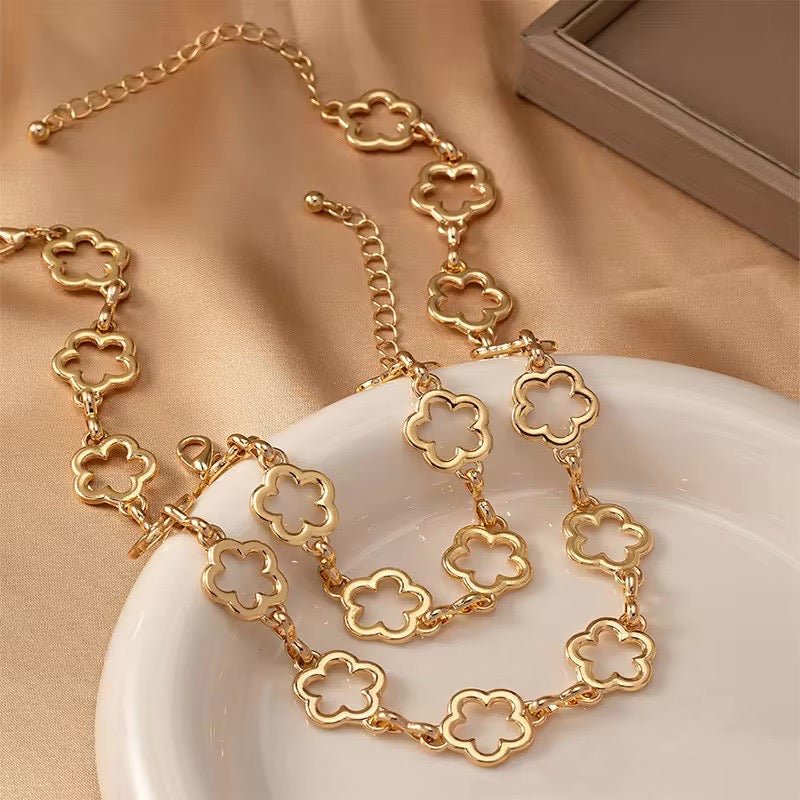 Modernes Damen Kleeblatt Choker Halsband aus Edelstahl, Teil des dreiteiligen Schmucksets.