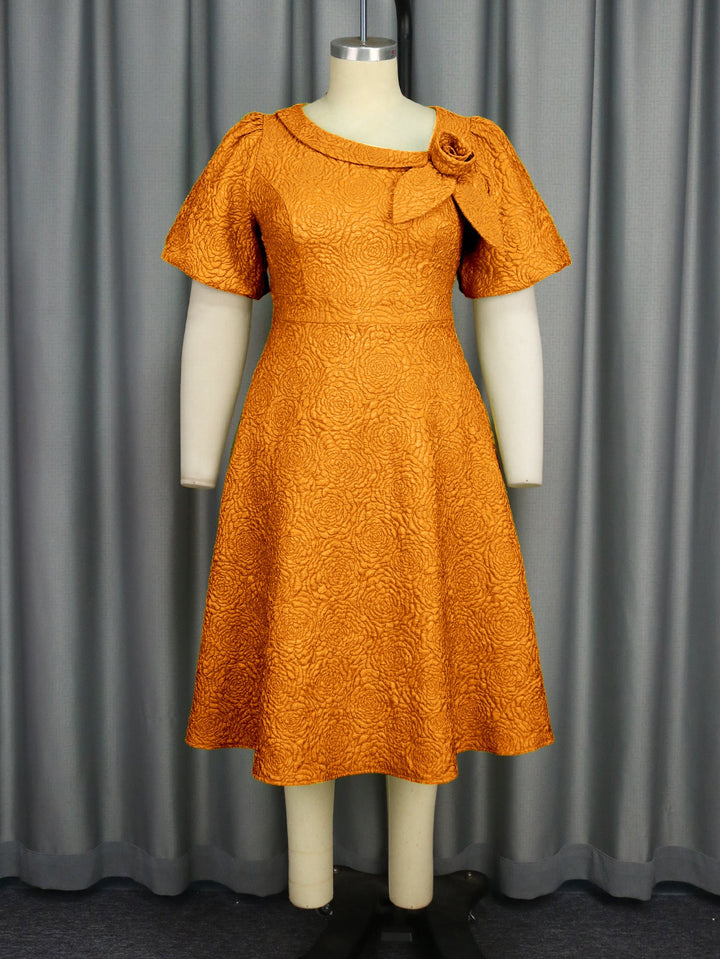 Elegantes Damenkleid, knielang, mit lebendigem Blumendruck, Schleife & kurzen Puffärmeln.
