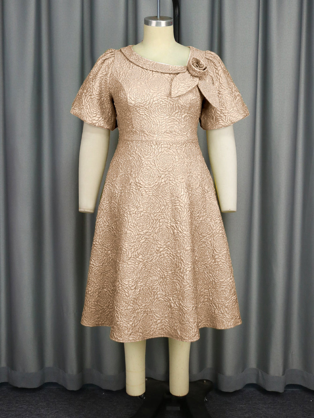 Sommerliches Abendkleid für Damen: Blumendruck, figurbetont, mit Schleife & Puffärmeln.