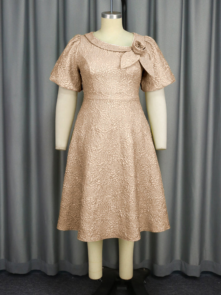 Sommerliches Abendkleid für Damen: Blumendruck, figurbetont, mit Schleife & Puffärmeln.