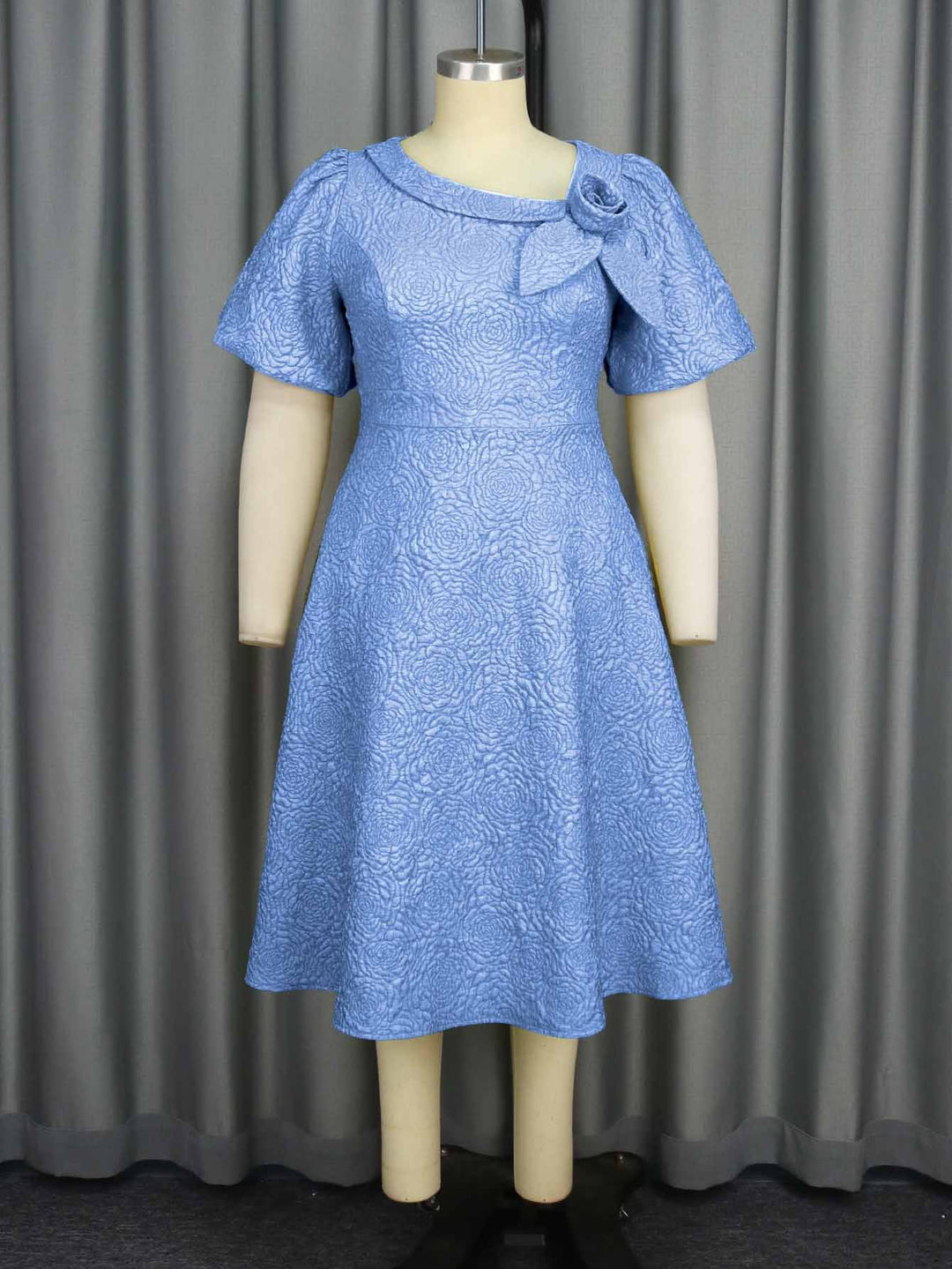 Festliches Damenkleid mit floralem Muster, knielang, Puffärmel, Rundhals & Schleife.