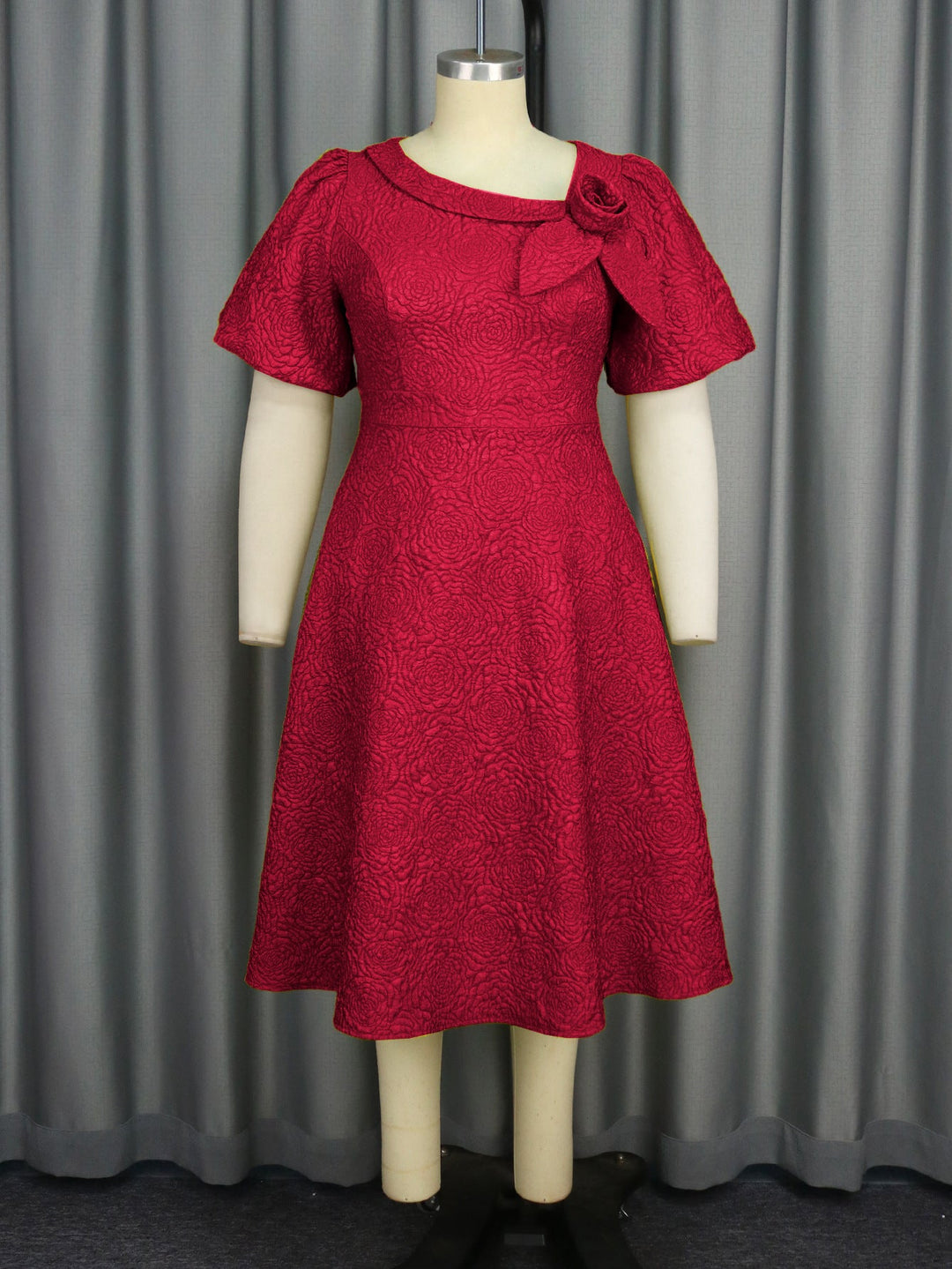 Schickes Partykleid für Frauen: Blumendruck, Schleife, Puffärmel, knielang & figurbetont.