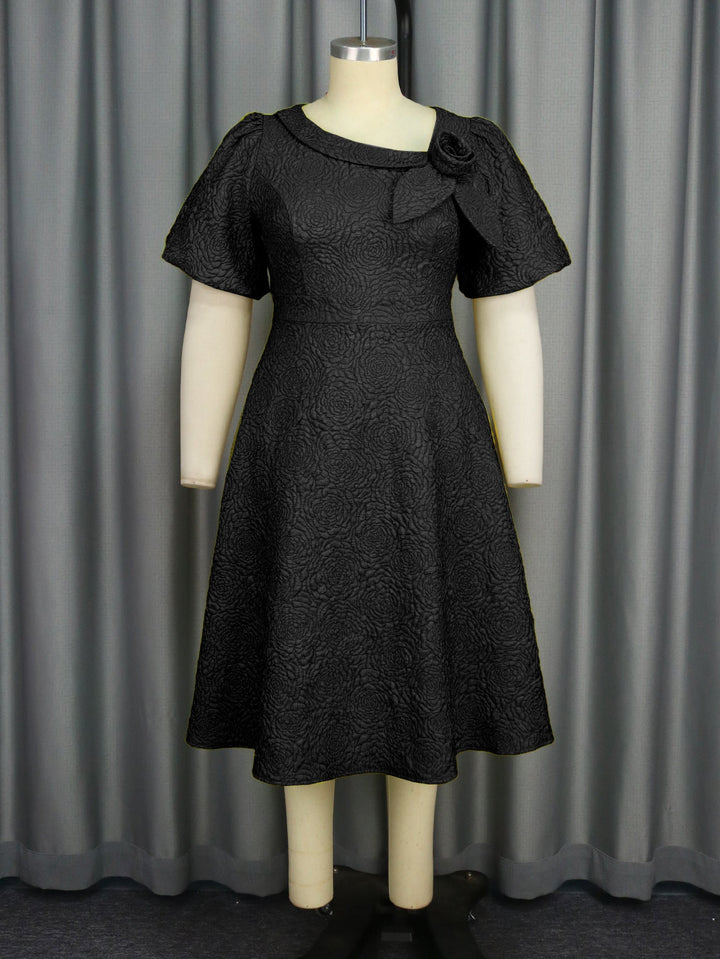Feminines Kleid mit Blumendruck für Damen, elegant mit Schleife & Rundhalsausschnitt.