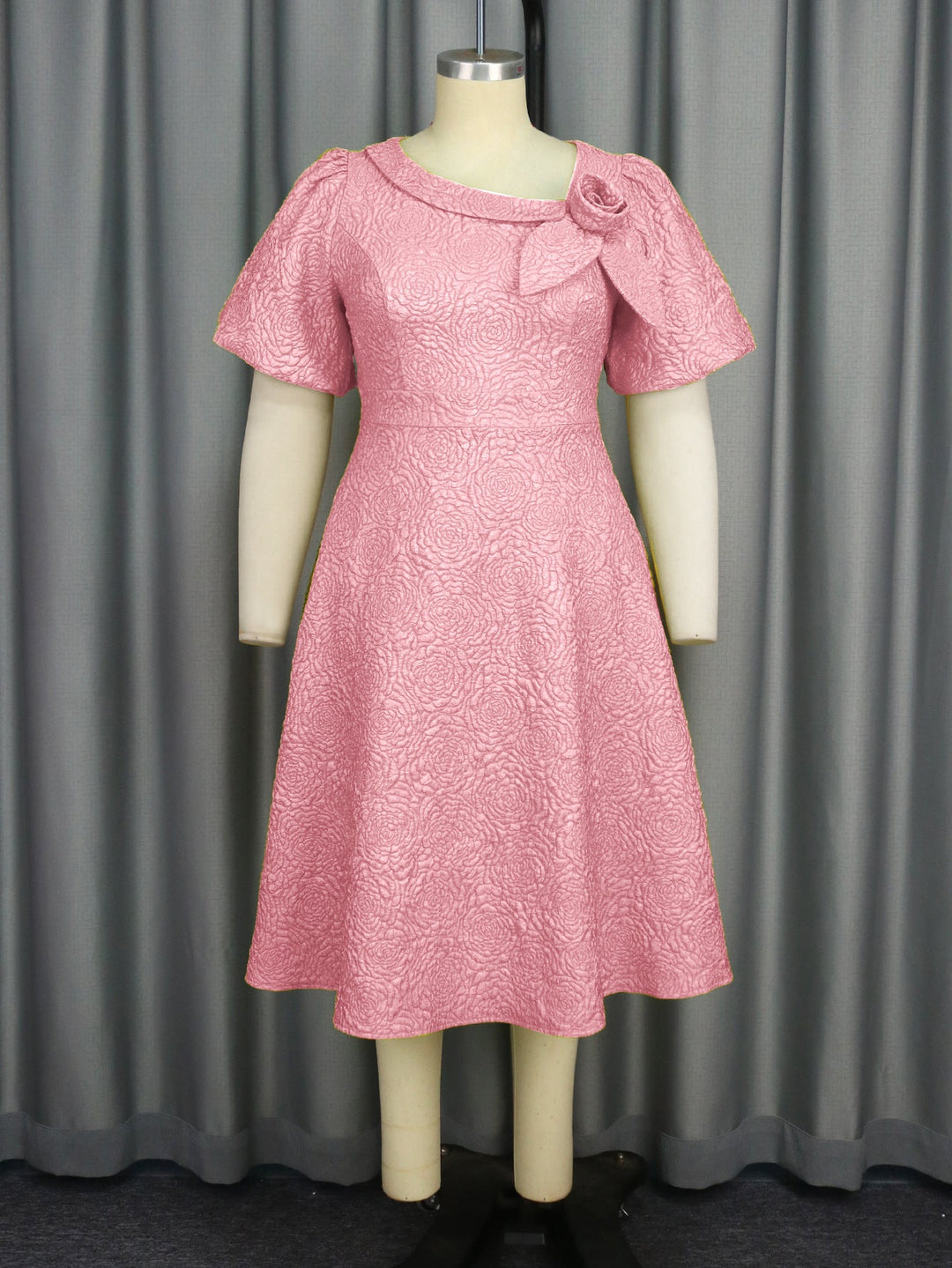 Knielanges Damenkleid, elegant, mit farbenfrohem Blumendruck, Schleife & Puffärmeln.