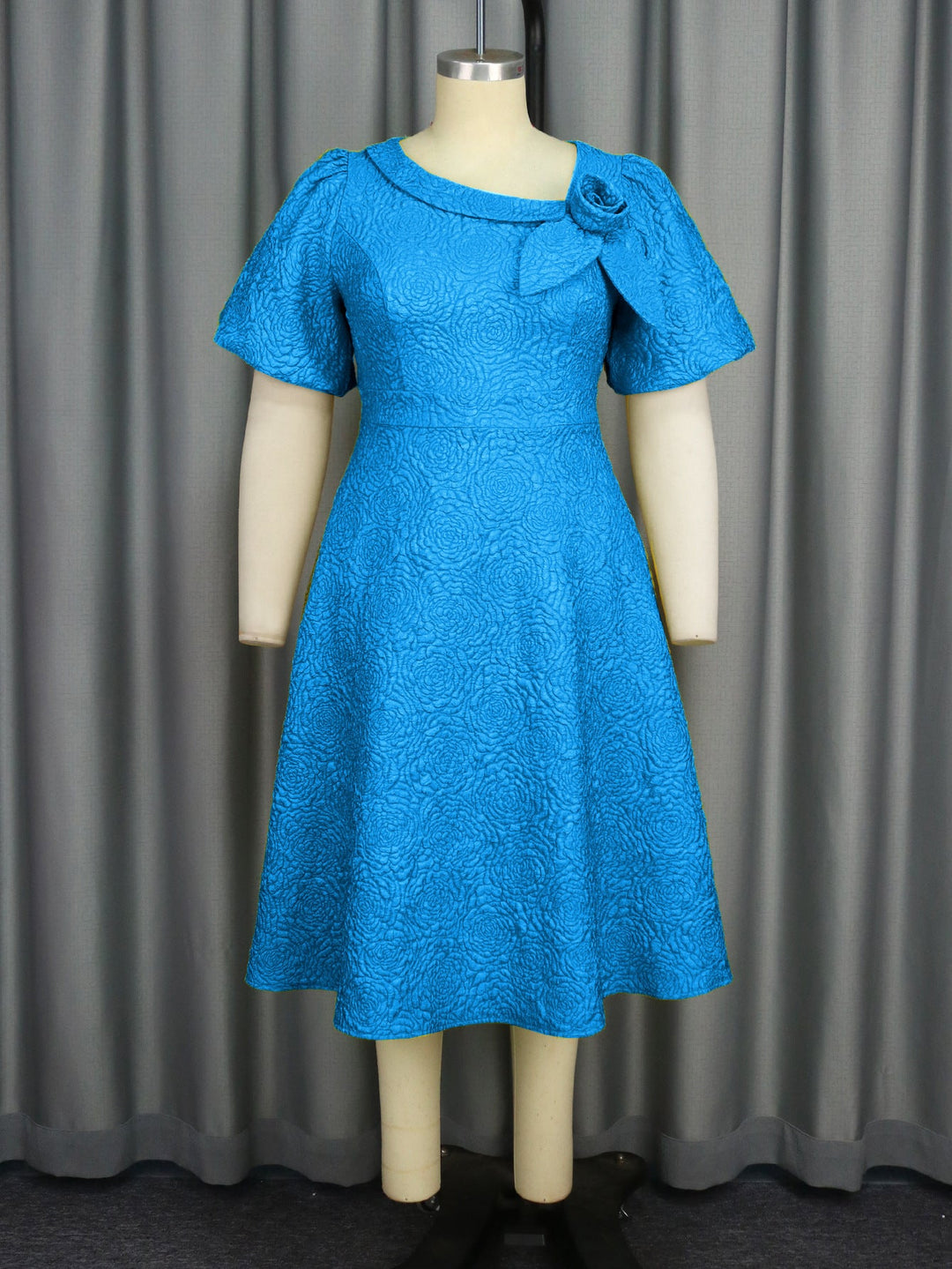 Besonderes Anlasskleid: Damenkleid mit floralem Design, Schleife, Puffärmel & Rundhalsausschnitt.