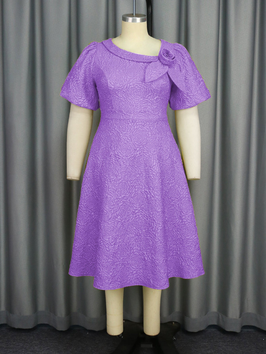 Elegantes Sommer-Partykleid für Damen: Blumendruck, Schleife, Puffärmel, knielang.