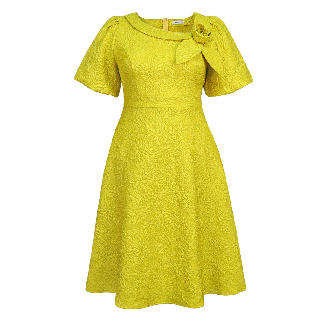 Knielanges Damenkleid mit floralem Muster, Puffärmeln & dekorativer Schleife. Ideal für Sommer.