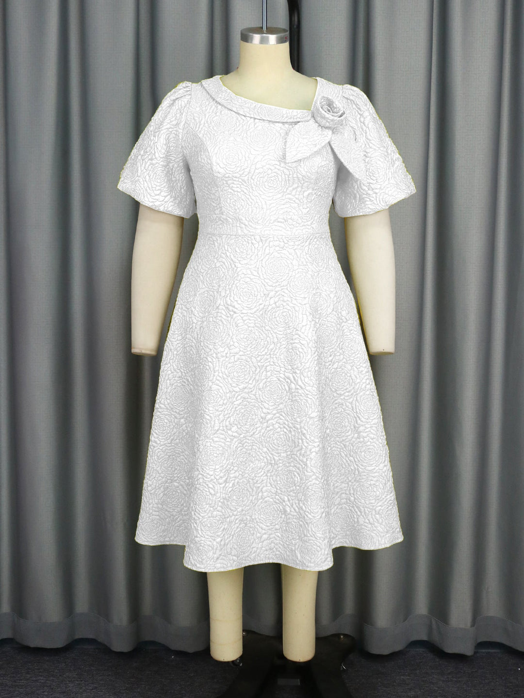 Elegantes Sommerkleid mit dezentem Blumendruck, Rundhalsausschnitt & akzentuierender Schleife.