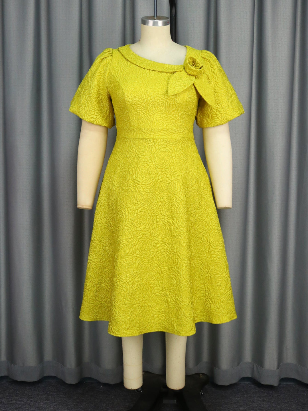 Chices festliches Damenkleid, knielang, mit floralem Print, Puffärmeln & Schleifen-Detail.