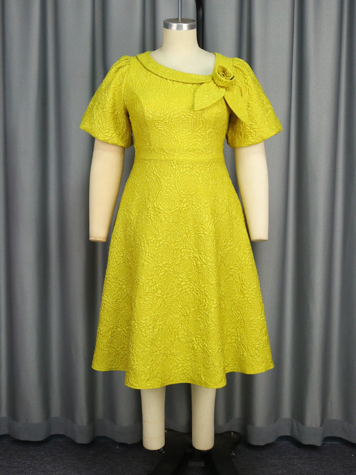 Chices festliches Damenkleid, knielang, mit floralem Print, Puffärmeln & Schleifen-Detail.