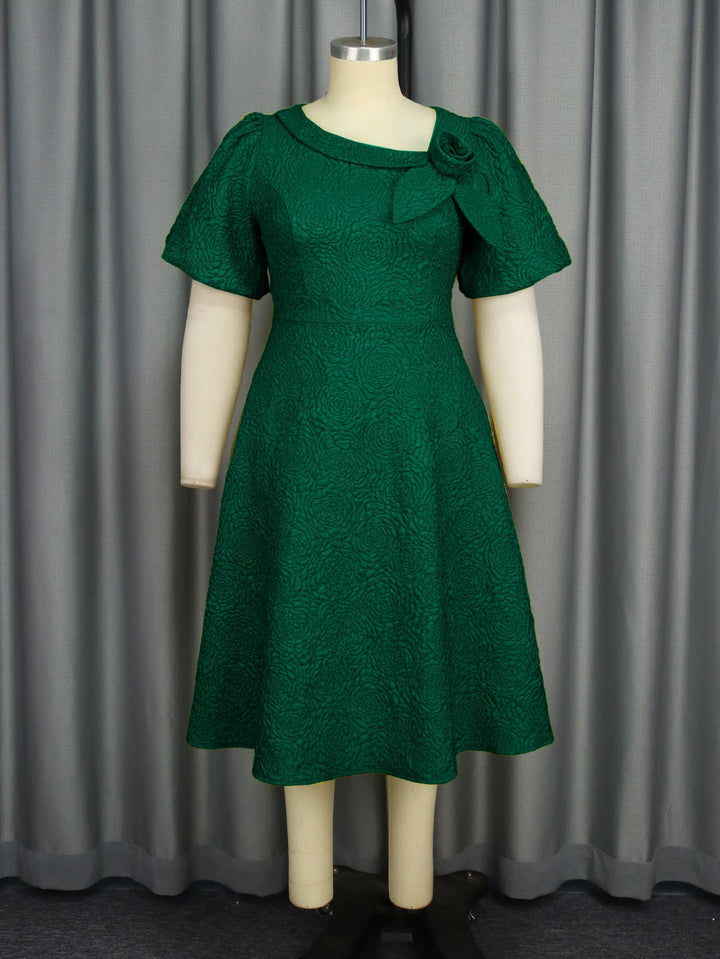 Feminin geschnittenes Damenkleid mit stilvollem Blumendruck, Schleife & Rundhalsausschnitt.