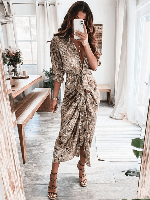 Modisches Kurzarm Damenkleid mit V-Ausschnitt & Empire-Taille. Figurfreundliches & bequemes Freizeitkleid.