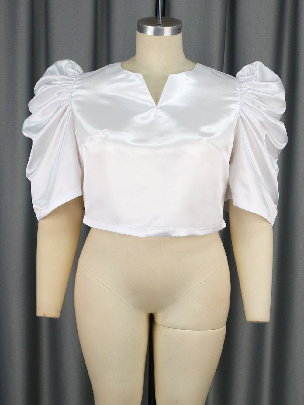 Chic Damen Bluse mit kurzen Puffärmeln & V-Ausschnitt, ideal für glamouröse Looks. Moderner Stil für Sommerabende.