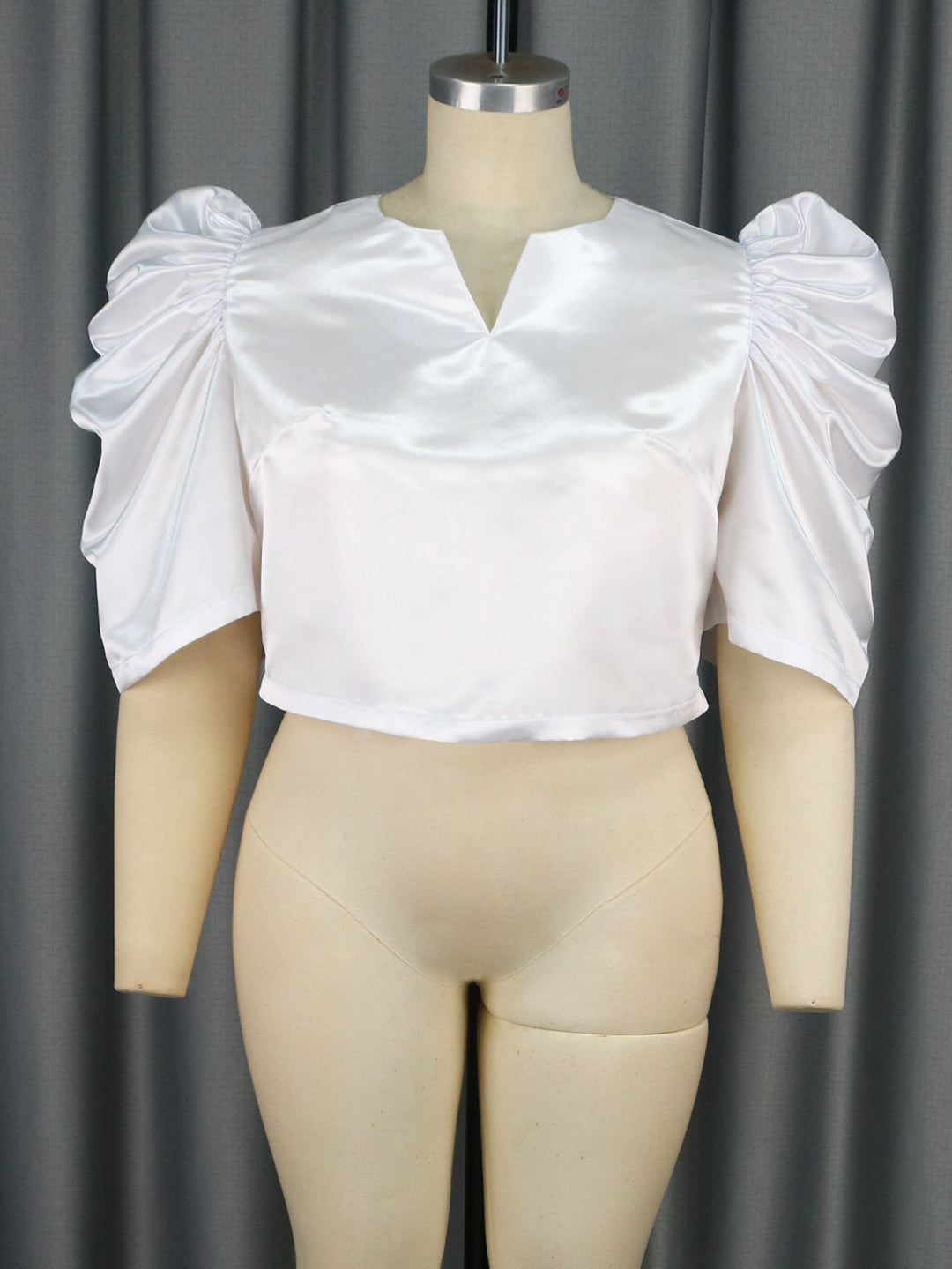 Chic Damen Bluse mit kurzen Puffärmeln & V-Ausschnitt, ideal für glamouröse Looks. Moderner Stil für Sommerabende.